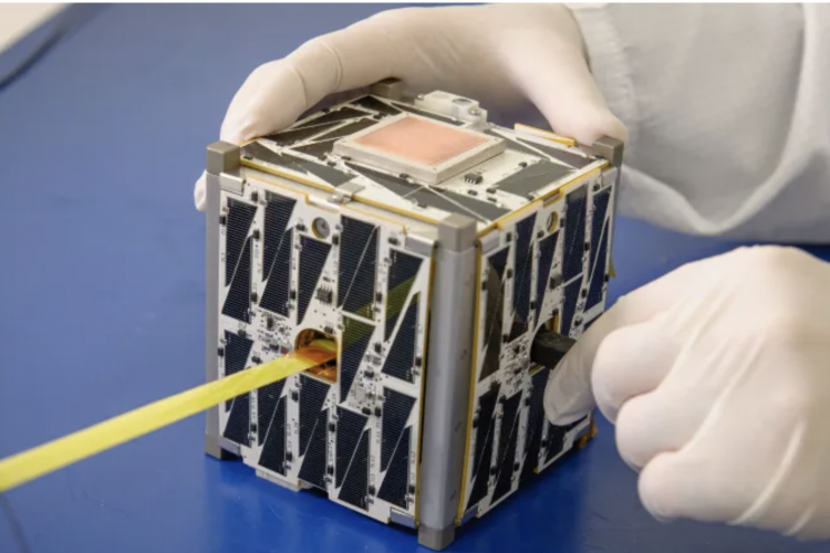 cubesat-satellite.png 